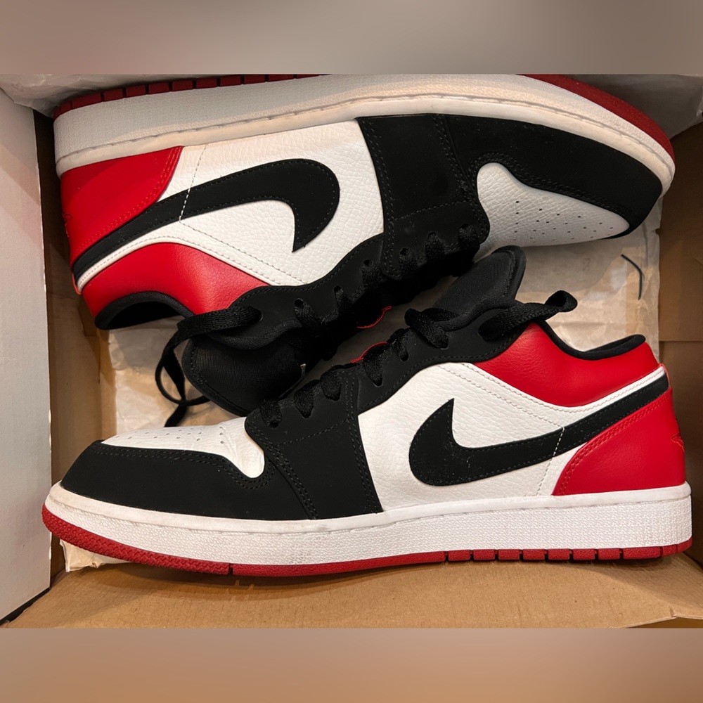 2019 Nike Air Jordan 1 Retro Low size 11.5 Black Toe Gym Red